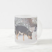 Winterschneewelt mit niedlichem Schwarz und Bräunl Mattglastasse (VorderseiteRechts)