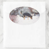 Winterschneewelt mit niedlichem Schwarz und Bräunl Ovaler Aufkleber (Tasche)