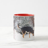 Winterschneewelt mit niedlichem Schwarz und Bräunl Tasse (Zentrum)