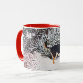 Winterschneewelt mit niedlichem Schwarz und Bräunl Tasse (Vorderseite Links)