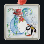 WINTERSERENADE VON SNOWMAN UND PENGUIN SILBERNES ORNAMENT<br><div class="desc">Whimsikale,  farbenfrohe,  pastellfarbene Malerei in blauen Rottönen,  Schneemann und Pinguin im Winterschnee mit roten Blume, Schnörkel.von Bulgan Lumini (c)</div>
