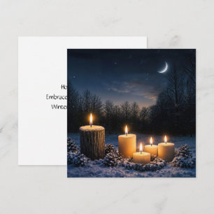 Wintersonnenwende Yule mit Kerzen im Schnee
