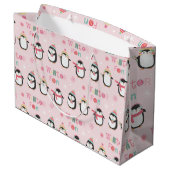 Winterspass | Niedlich Pink Pinguine Weihnachten Große Geschenktüte (Rückseite Schrägansicht)