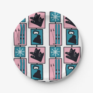 Winterspass. Ski und Accessoires an einem schneebe Pappteller