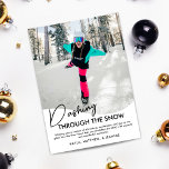 Wintersport im Schnee-Foto Feiertagskarte<br><div class="desc">Feiern Sie den Nervenkitzel des Wintersports mit unserer Weihnachtskarte mit der Überschrift "Dashing Through the Snow". Diese Karte ist ideal für Familien, die gewollt haben, die Errungenschaften ihrer Teenager im Wintersport zu unterstreichen. Es beinhaltet ein wunderschönes Foto, das die Spannung und Energie der Winteraktivitäten zeigt, ergänzt durch ein herzliches, ganzjährig...</div>