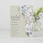 Winterstaubblaues, blumengrünes Brautparty Einladung (Stehend Vorderseite)