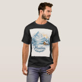 Winterstille: Schneebedeckte Berghütte T-Shirt (Vorne ganz)