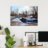 Wintertime Creek mit Brücke Poster (Heimbüro)