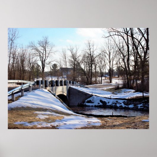 Wintertime Creek mit Brücke Poster (Vorne)