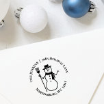 Winterurlaub Snowman Rücksendeadresse Gummistempel<br><div class="desc">Steigern Sie Ihre Urlaubskorrespondenz mit unserer individuell gestaltbaren Snowman Holiday Rücksendeadresse Briefmarke, einer nahtlosen Mischung aus Stil und Komfort. Personalisieren Sie diese Briefmarke mit Ihrer Adresse und umschließen Sie elegant eine festliche Schneemann-Linie-Kunstgrafik. Fügen Sie Ihren Umschlägen eine Touch saisonalen Charmes hinzu, während Sie während der geschäftigen Urlaubssaison die Zeit gerettet...</div>