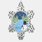 Winterurlaubspenguin und Snowman Kid Schneeflocken Zinn-Ornament (Rechts)