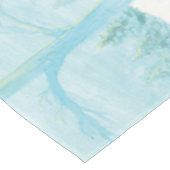 Wintervögel in einem schneebedeckten Wald an einem Tischdecke (Schrägansicht)