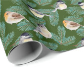 Wintervögel in Kiefernzweigen Geschenkpapier (Rolleneckpunkt)