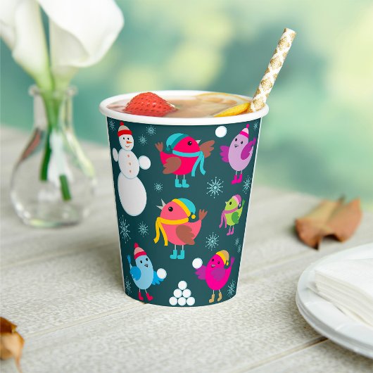 Wintervögel mit Schnee spielen mit Schneemann Pappbecher