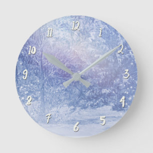 Winterwald Kiefernbäume Schneeflocken Verschneite  Runde Wanduhr