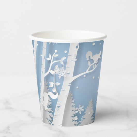 Winterwald mit Eichhörnchen Papercut Tasse Pappbecher (Vorderseite)