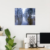 Winterwald mit schönem Stream Poster (Heimbüro)