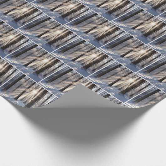 Winterwald mit Sonnenbäumen Geschenkpapier (Ecke)