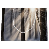 Winterwald mit Sonnenbäumen Große Geschenktüte (Vorderseite)