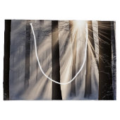 Winterwald mit Sonnenbäumen Große Geschenktüte (Rückseite)