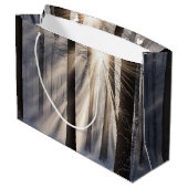 Winterwald mit Sonnenbäumen Große Geschenktüte (Rückseite Schrägansicht)