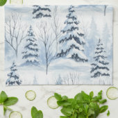 Winterwald Serenität – Schnee bedeckter Wald Geschirrtuch (Gefaltet)