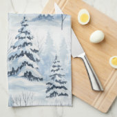 Winterwald Serenität – Schnee bedeckter Wald Geschirrtuch (Viertel Falte)