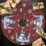 Winterwald Snowman Weihnachten | Rot<br><div class="desc">Fügen Sie Ihrem Weihnachtsbaum in dieser Weihnachtszeit eine elegante Touch mit einem Roten Winterwald Snowman Weihnachtsbaumrock hinzu. Das Baumrockdesign besticht durch einen niedlichen Schneemann in einem bezaubernden Top-Hut und Schal,  stehend in einer Winterwaldszene mit fallendem Schnee. Mit diesem Design sind auch zusätzliche Geschenk- und Urlaubsartikel erhältlich.</div>