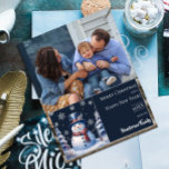 Winterwald Snowman Weihnachtsfest Foto<br><div class="desc">Mit dieser festlichen Winterwald-Snowman Flat Christmas Holiday Foto Card verbringen Sie Ihren Urlaub Freunden und Familie. Das Design der Fotokarte besticht durch einen niedlichen Schneemann in einem bezaubernden Top-Hut und Schal,  stehend in einer Winterwaldlandschaft mit schneebedeckten Kiefern mit fallendem Schnee. Zusätzliche Farben sind mit diesem Design verfügbar.</div>