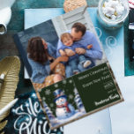 Winterwald Snowman Weihnachtsfest Foto | Green<br><div class="desc">Mit dieser festlichen Green Winter Forest Snowman Flat Christmas Holiday Foto Card verbringen Sie Freunden und Familie einen Feiertagsjubiläum. Das Design der Fotokarte besticht durch einen niedlichen Schneemann in einem bezaubernden Hut und Schal,  stehend in einer Winterwaldlandschaft schneebedeckter Pinien mit fallendem Schnee. Zusätzliche Farben sind mit diesem Design verfügbar.</div>