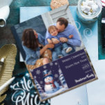 Winterwald Snowman Weihnachtsfest Foto | Lila<br><div class="desc">Mit dieser festlichen Lila Winterwald-Snowman Flat Weihnachtsferien-Fotokarte verbringen Sie Ihren Urlaub Freunden und Familie. Das Design der Fotokarte besticht durch einen niedlichen Schneemann in einem bezaubernden Hut und Schal,  stehend in einer Winterwaldlandschaft schneebedeckter Pinien mit fallendem Schnee. Zusätzliche Farben sind mit diesem Design verfügbar.</div>