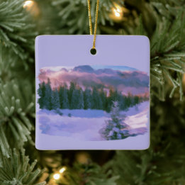 Winterwaldfirmen Lila Licht, das auf Schnee reflek Keramikornament