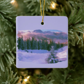 Winterwaldfirmen Lila Licht, das auf Schnee reflek Keramikornament