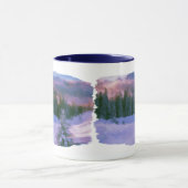 Winterwaldfirmen Lila Licht, das auf Schnee reflek Tasse (Zentrum)