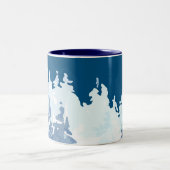 Winterwaldlandschaft Zweifarbige Tasse (Mittel)