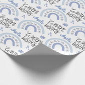 Winterwärme wünscht Blue Snowflake Rainbow Geschenkpapier (Ecke)