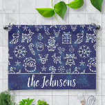 Winterweihnachtskonstellation Muster Individuelle  Geschirrtuch<br><div class="desc">Diese hübschen Handtücher enthalten Ihren personalisierten Familiennamen und ein wunderschönes,  originelles Winterbild in Blau und Weiß. Das Sternenmuster hat viele Urlaubssymbole,  vom Weihnachtsmann über Schneeflocken,  Bäume,  Hirsche,  Glocken,  Schneemänner,  Ziergegenstände und vieles mehr. Verwenden Sie die leicht zu personalisierende Vorlage.</div>