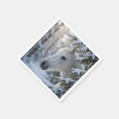 Winterweißes Pferd im schneebedeckten Kiefernbaum Serviette (Ecke)