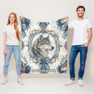 Winterwolf-Portrait in Verziertem Blau- und Graura Fleecedecke