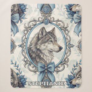 Winterwolf-Portrait in Verziertem Blau- und Graura Sherpadecke