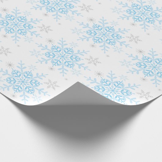 Winterwonderland Blaue Silberschneeflocken Geschenkpapier (Ecke)