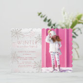 Winterwonderland Snowflake Rosa Foto Geburtstag Einladung (Stehend Vorderseite)