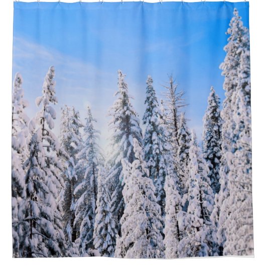 Winterwunder Pinienbäume im Schnee Duschvorhang (Vorderseite)
