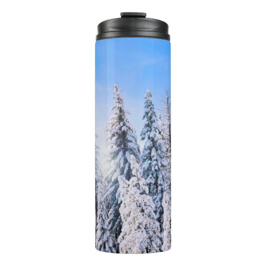 Winterwunder Pinienbäume im Schnee Thermosbecher (Vorderseite)