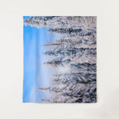 Winterwunder Pinienbäume im Schnee Wandteppich (Vorderseite)