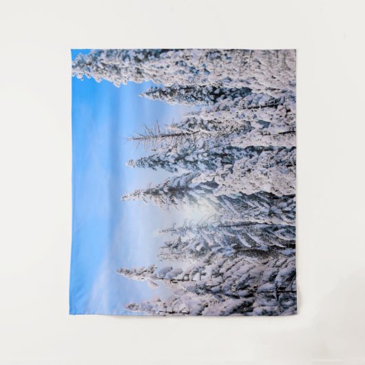 Winterwunder Pinienbäume im Schnee Wandteppich (Vorderseite)