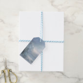 Winterwunderland Gefrorener See Verschneiter Wald Geschenkanhänger (Mit Garn)