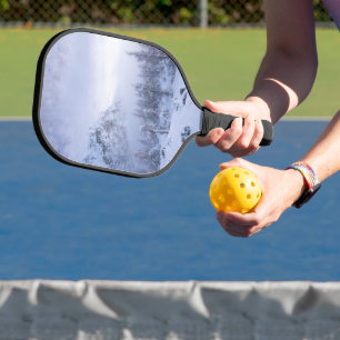 Winterwunderland, Nebel, Fichtenwald und Berg Pickleball Schläger
