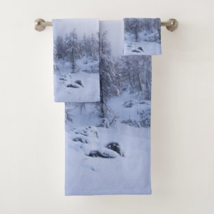 Winterwunderland, Nebel, Fichtenwald und Berge Badhandtuch Set