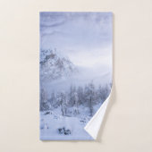 Winterwunderland, Nebel, Fichtenwald und Berge Badhandtuch Set (Handtuch)
